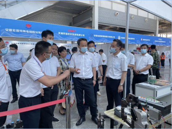 軍創(chuàng)企業(yè)成果展丨安徽省退役軍人事務(wù)廳廳長(zhǎng)林海等領(lǐng)導(dǎo)蒞臨我司展位指導(dǎo)